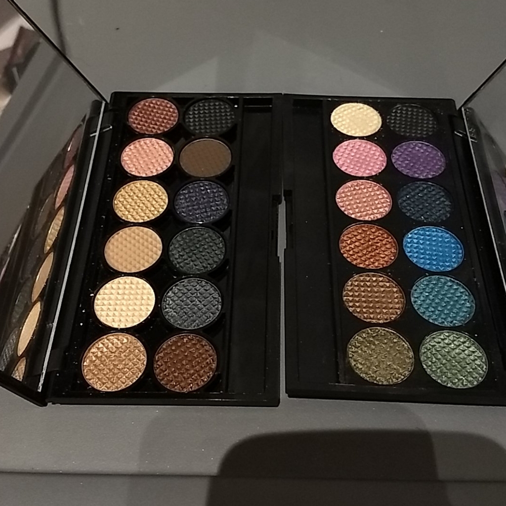 2 Sleek Makeup Divine Eyeshadow Palettes